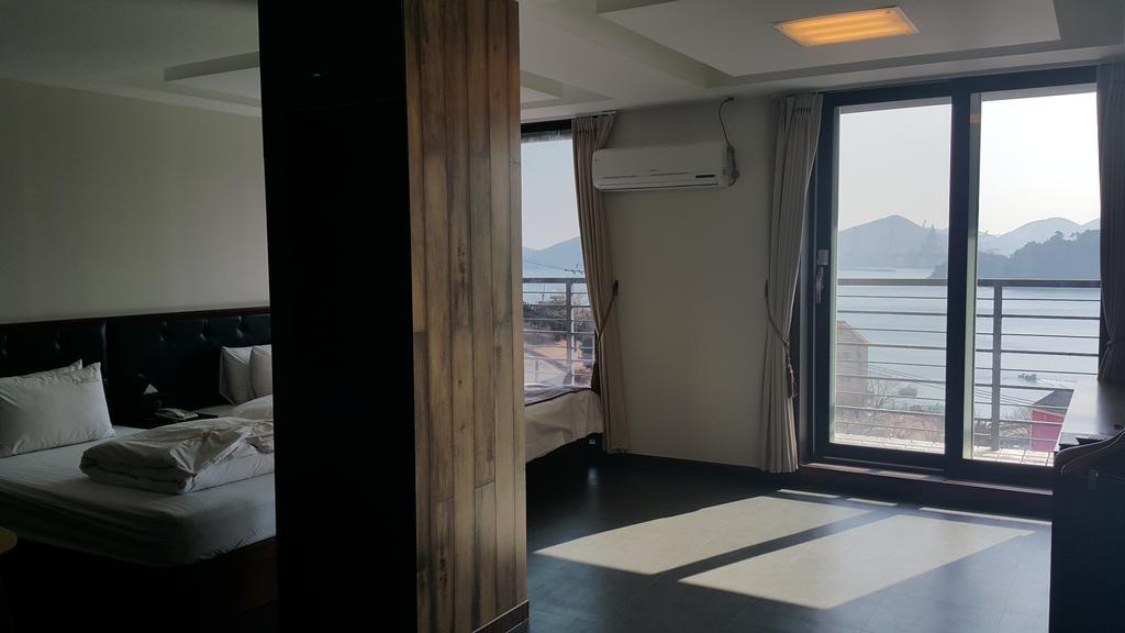 Radiance Tourist Hotel Geoje Bagian luar foto
