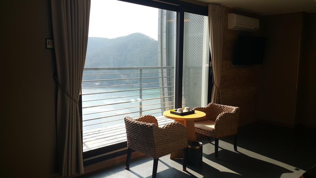 Radiance Tourist Hotel Geoje Bagian luar foto