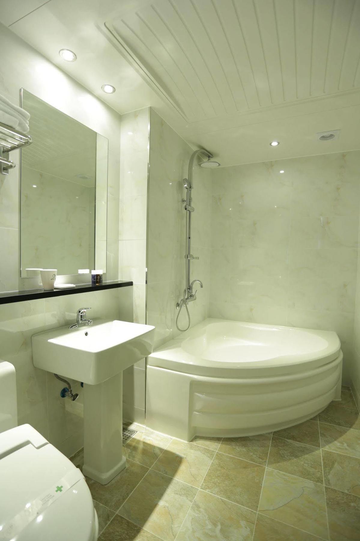 Radiance Tourist Hotel Geoje Bagian luar foto