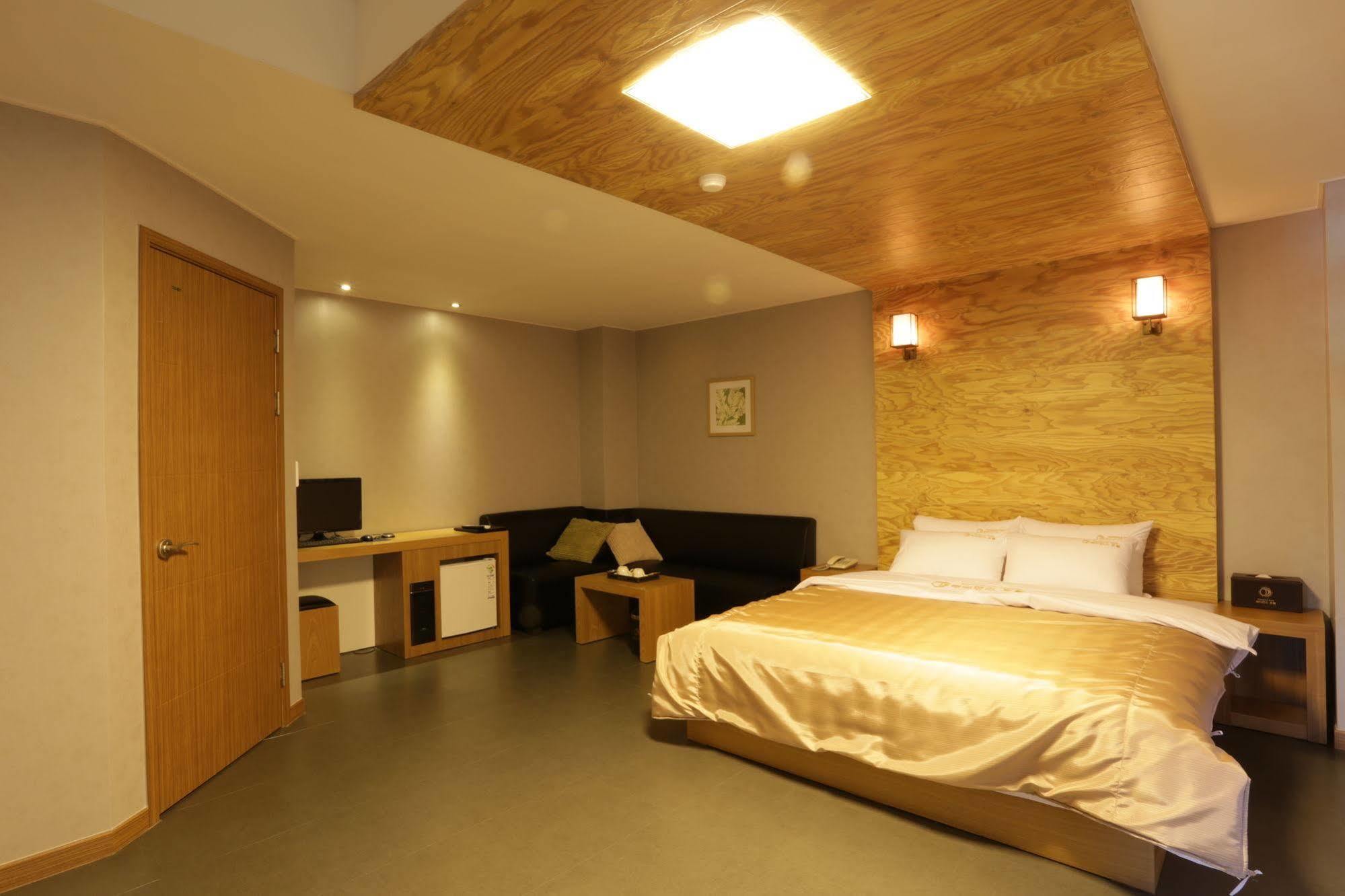 Radiance Tourist Hotel Geoje Bagian luar foto