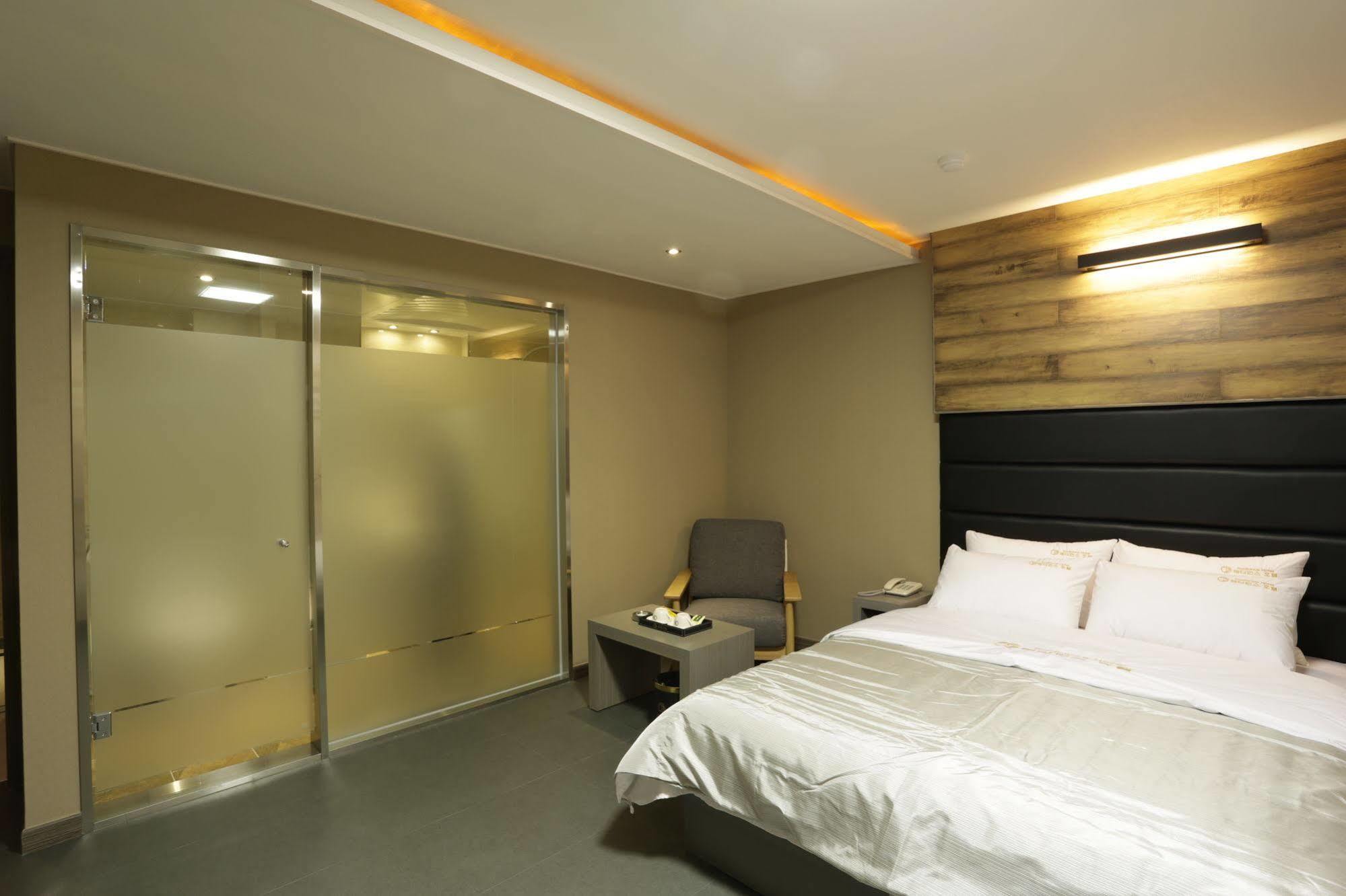 Radiance Tourist Hotel Geoje Bagian luar foto