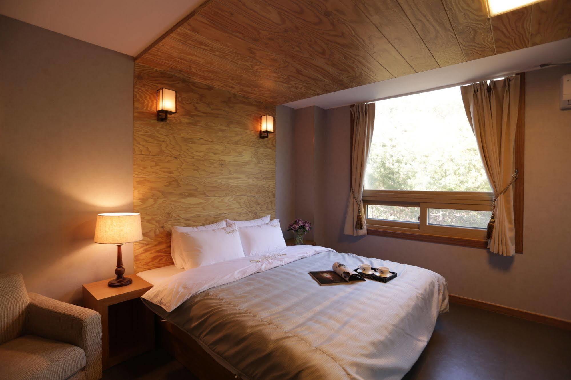 Radiance Tourist Hotel Geoje Bagian luar foto