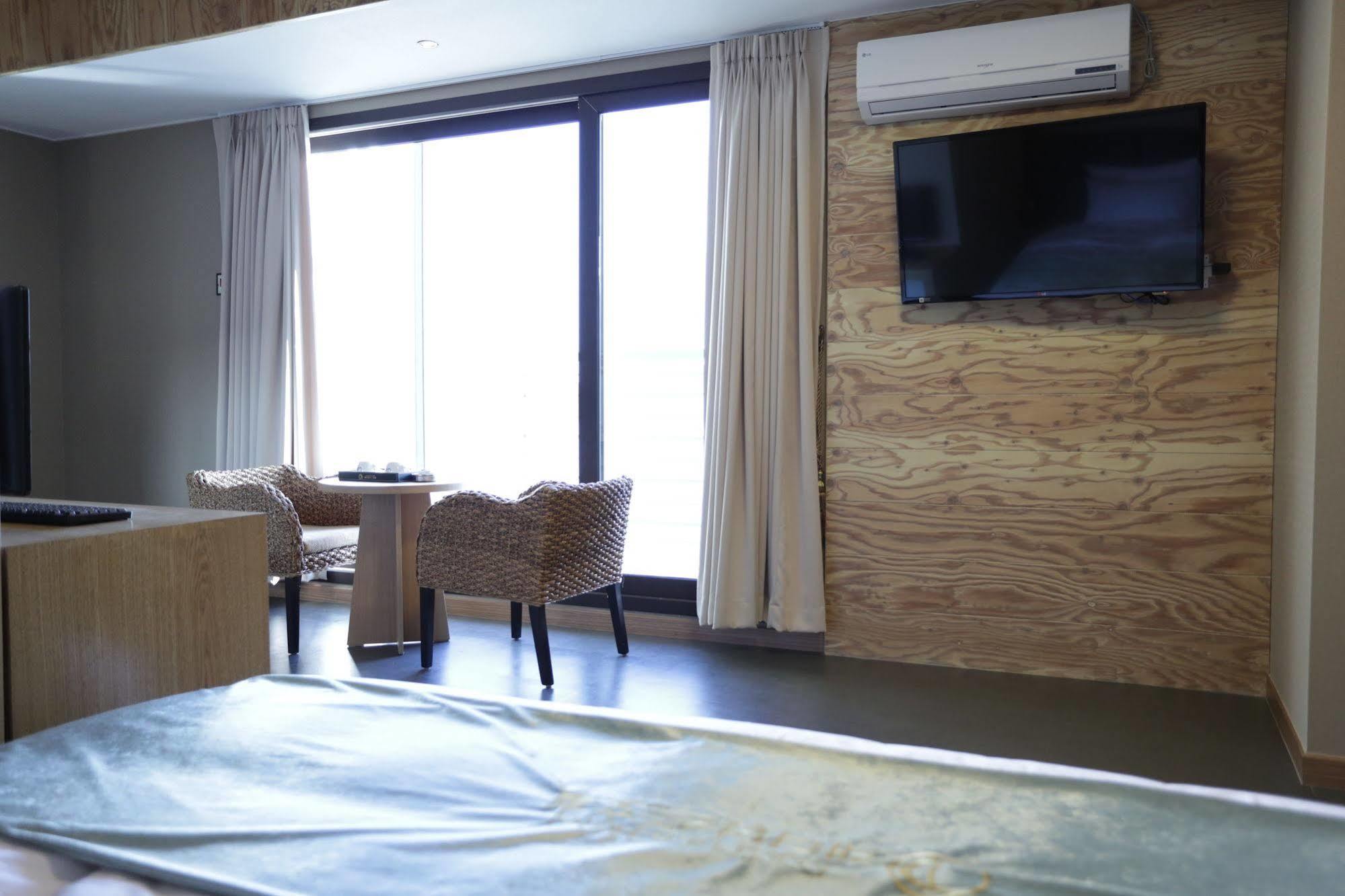 Radiance Tourist Hotel Geoje Bagian luar foto