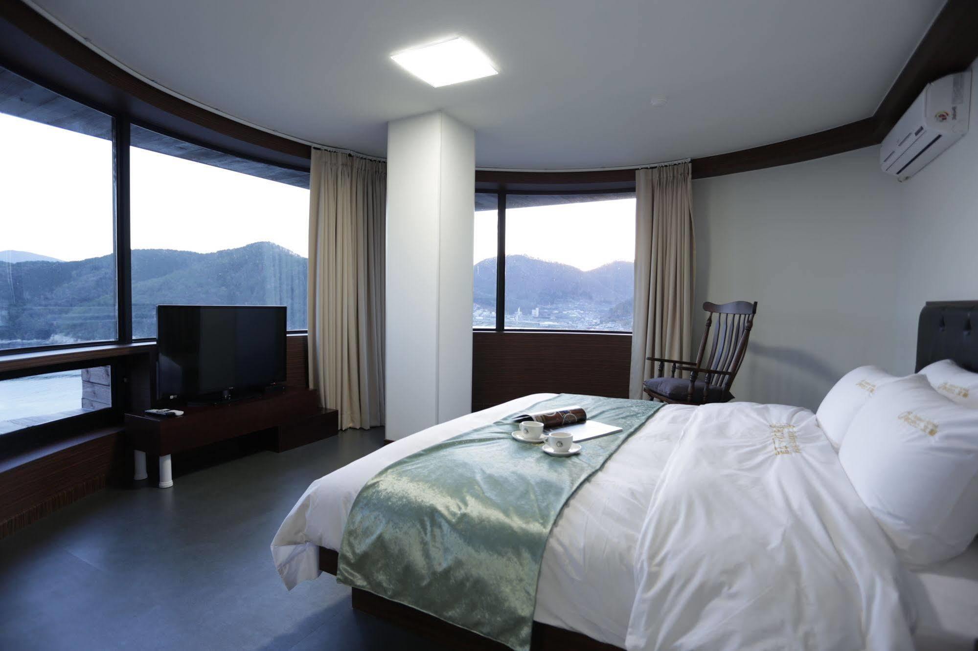 Radiance Tourist Hotel Geoje Bagian luar foto