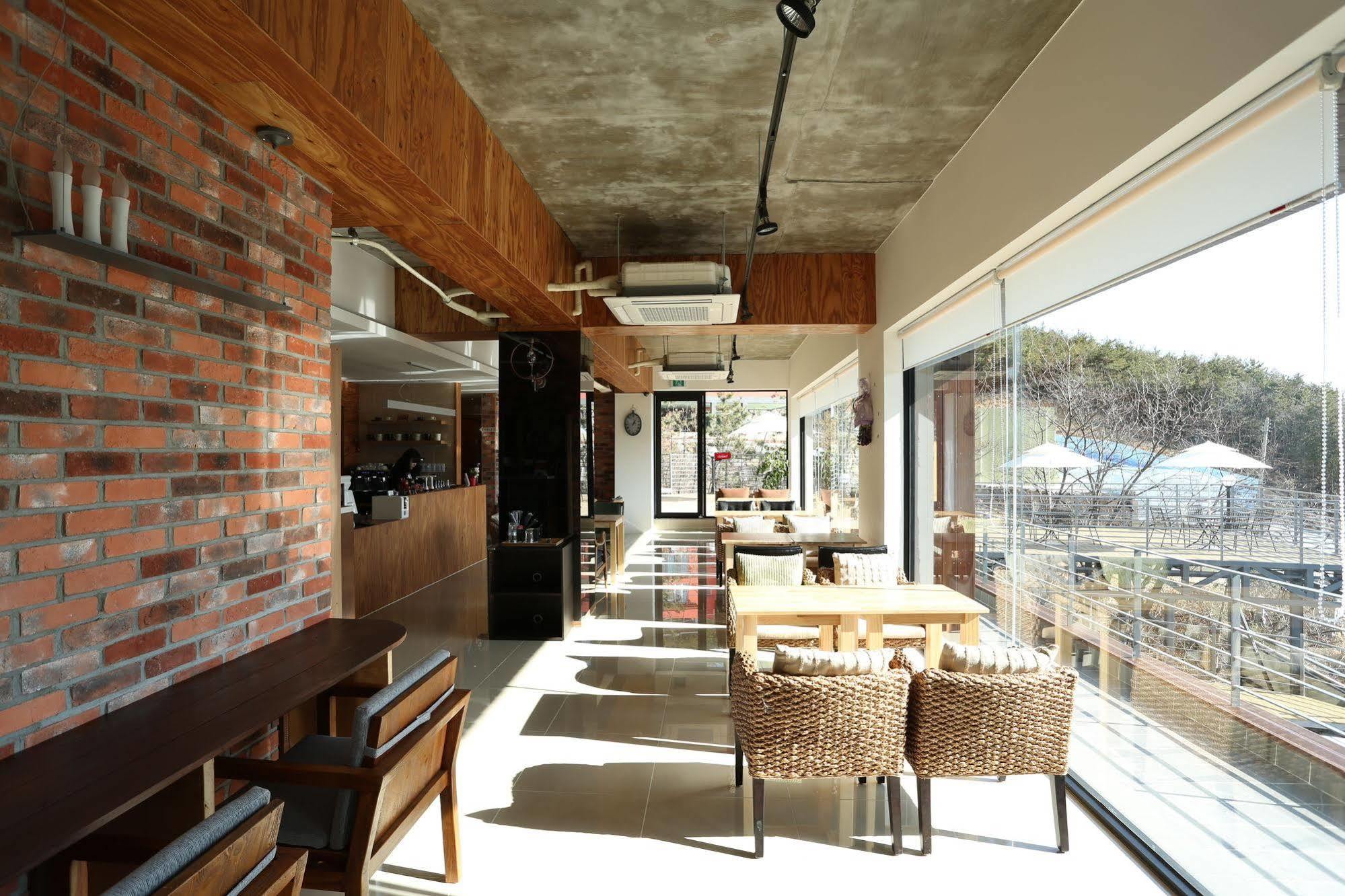 Radiance Tourist Hotel Geoje Bagian luar foto