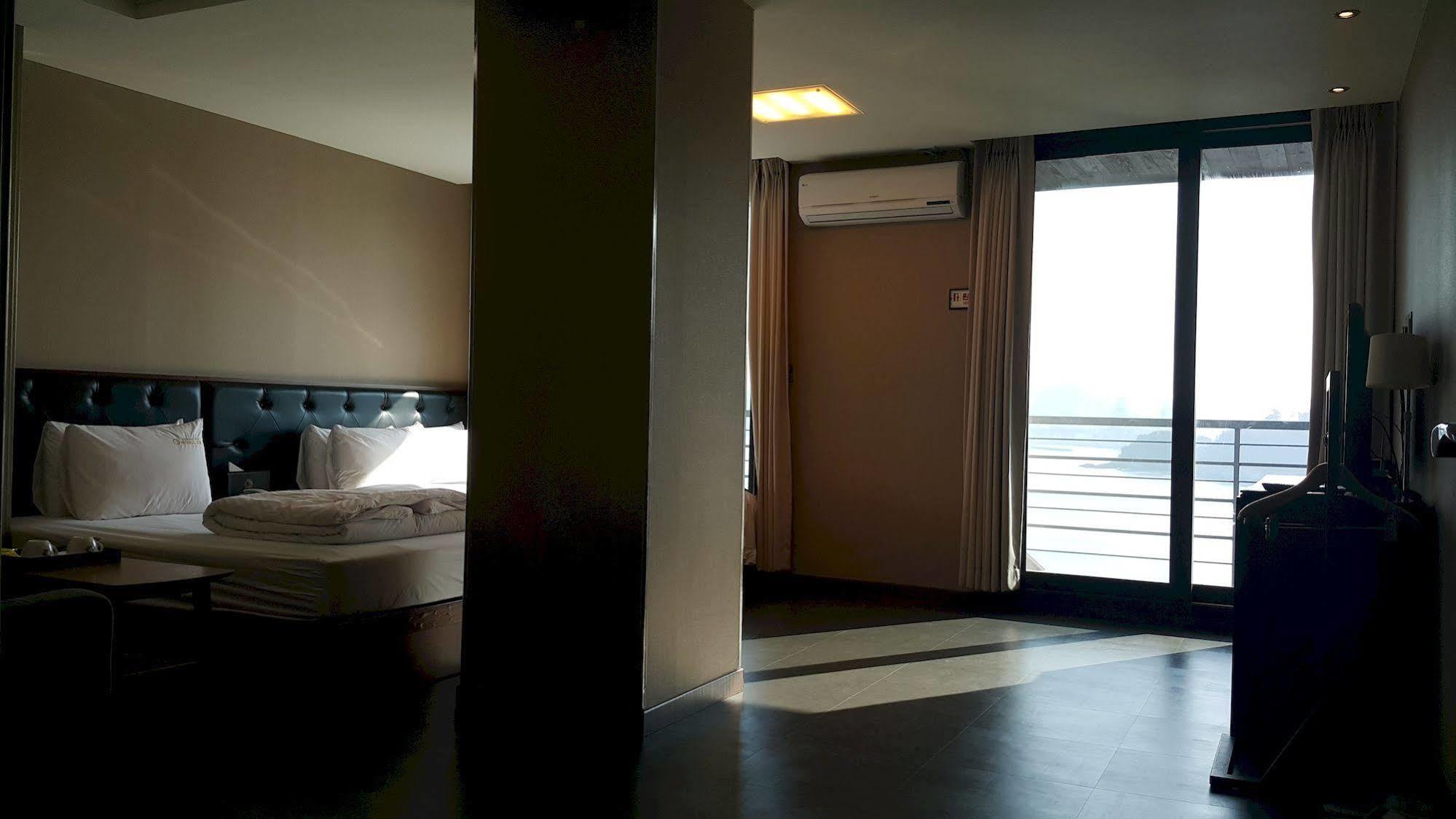 Radiance Tourist Hotel Geoje Bagian luar foto